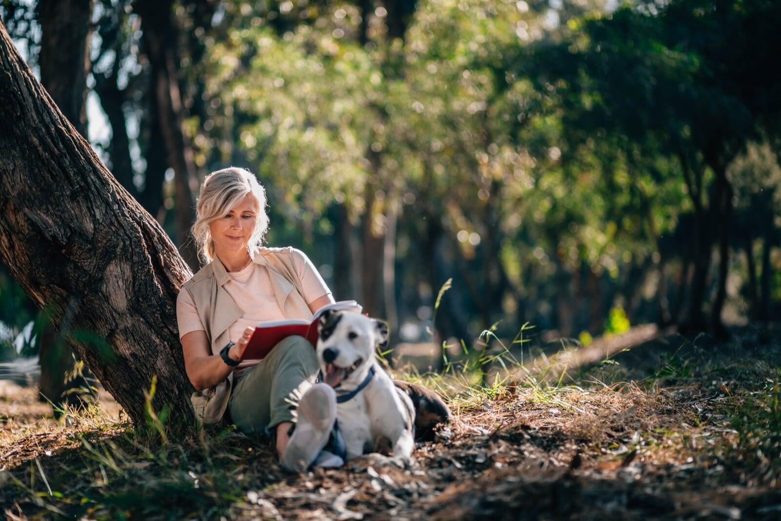 Seniorinnen und Senioren mit Hund